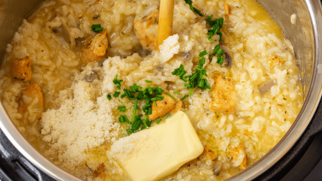 Panela com arroz, frango, tempero verde e queijo ralado