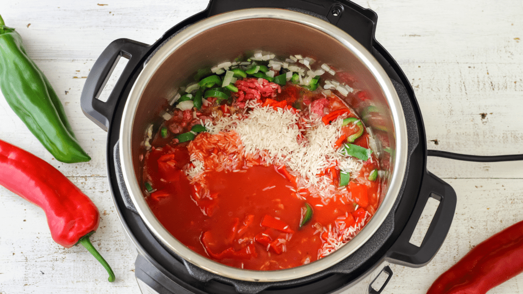 Panela com arroz, pimentão, cevola e molho de tomate