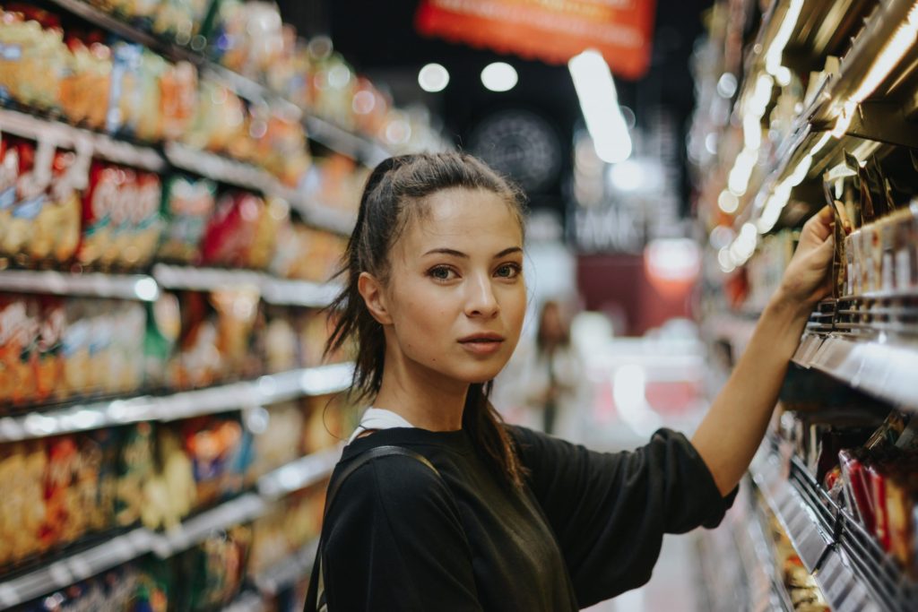 mulher fazendo compras no supermercado