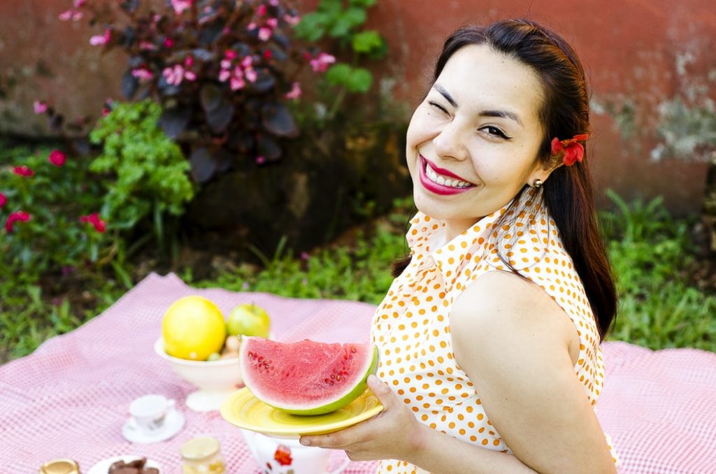mulher comendo melancia
