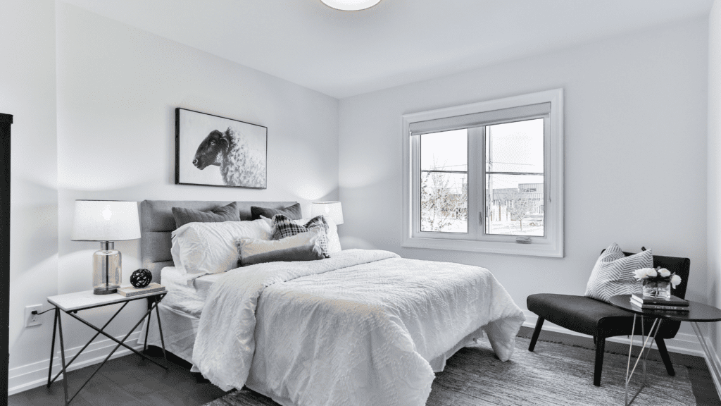 Quarto com a cama arrumada