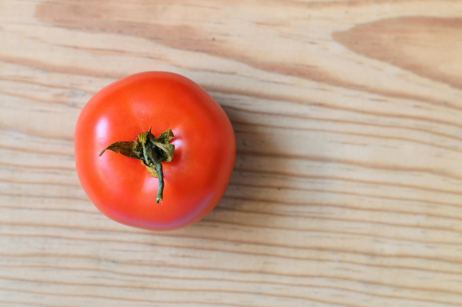 close up photography of a tomato